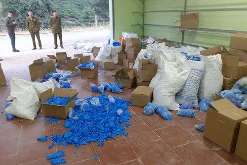 Phát hiện trên 8 tấn găng tay y tế đã qua sử dụng