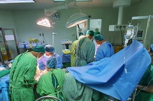 2 ê kíp cùng thực hiện kỹ thuật vi phẫu nối bàn tay và cổ chân đứt