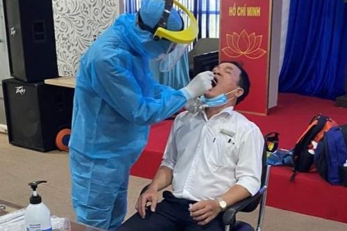 Lấy mẫu xét nghiệm COVID-19 ngẫu nhiên trong cộng đồng tại bến xe miền Đông