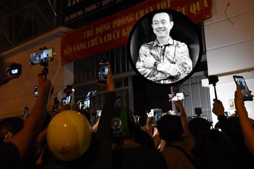Phản cảm việc nhiều YouTuber chen lấn, xô đẩy để livestream hình ảnh cố nghệ sĩ Chí Tài