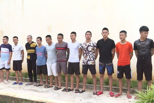 Mâu thuẫn thanh toán tiền hát karaoke, hai nhóm thanh niên 'vác' súng, tuýp sắt đánh nhau