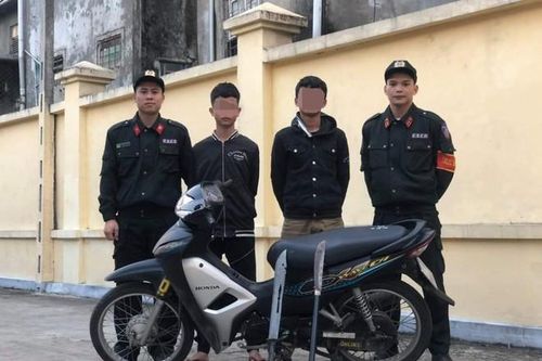 Cảnh sát cơ động phát hiện hai thiếu niên mang dao đi trả thù