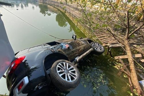 Ô tô lao xuống hồ ở Hà Nội, 4 người thoát chết