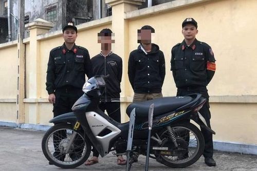 Hai thiếu niên 15 tuổi vác dao mác đi 'trả thù'