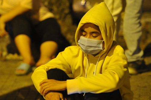 Người dân ngủ gật, vật vờ trước trung tâm pháp y đến 1h sáng