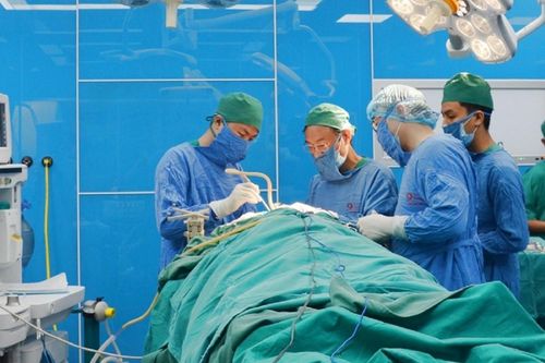 Nam thanh niên bị thang máy kẹp vỡ đầu