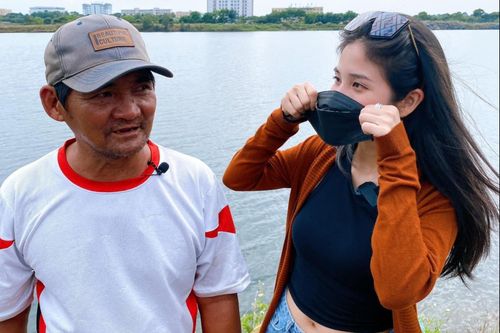 Cô gái giúp chú Minh cô đơn mua lại xe ba gác