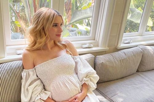 Emma Roberts mang bầu vẫn ăn mặc sành điệu