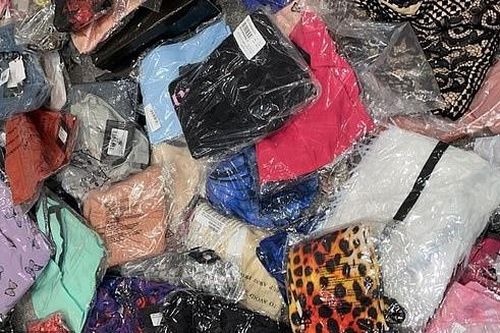 Cô gái mua 78 bộ quần áo với giá chưa đến 50 USD
