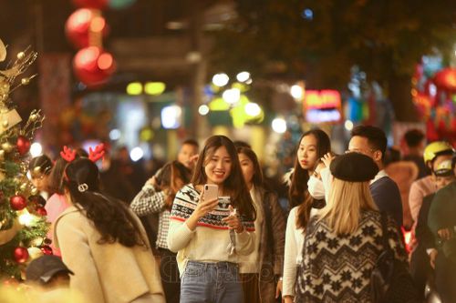 Hà Nội: Phố Hàng Mã lung linh về đêm trước Giáng sinh 2020