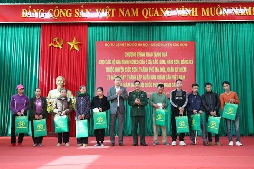 Bộ Tư lệnh Thủ đô tặng quà cho 204 hộ nghèo huyện Sóc Sơn