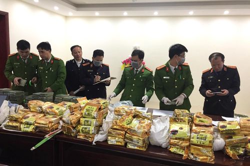 Hải quan phối hợp bắt giữ vụ 8 bao tải chứa hàng trăm kg chất nghi ma túy tại Nghệ An