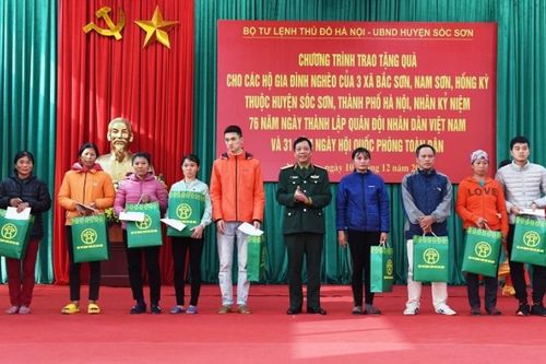 Tặng quà hơn 200 hộ nghèo trên địa bàn huyện Sóc Sơn