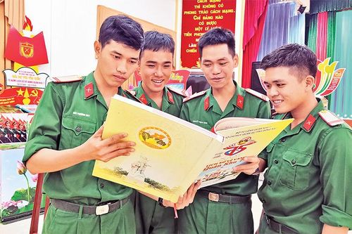 Xây dựng lực lượng vững mạnh gắn với thế trận lòng dân