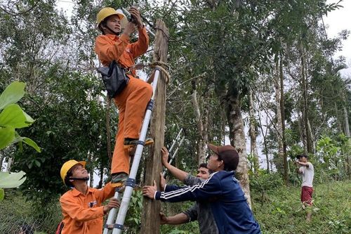 PC Quảng Nam 'Thắp sáng đường quê' tại xã Trà Sơn