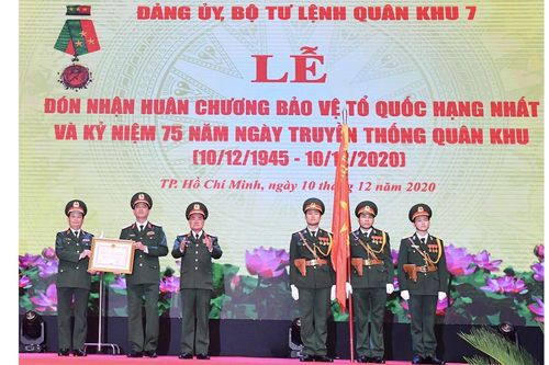 Quân khu 7 đón nhận Huân chương Bảo vệ Tổ quốc hạng Nhất