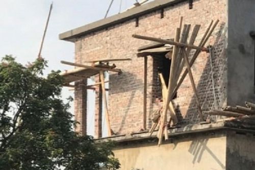 Sập giàn giáo công trình nhà ở đang thi công, 3 người tử vong