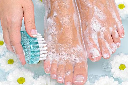 Mẹo chăm sóc bàn chân bệnh nhân tiểu đường tránh biến chứng lở loét