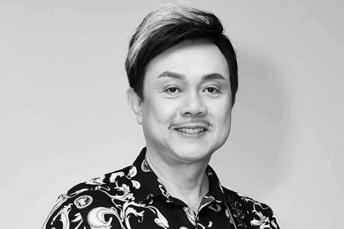 Phản cảm dân livestream 'dạo' kiếm view bất chấp tại lễ tang nghệ sĩ