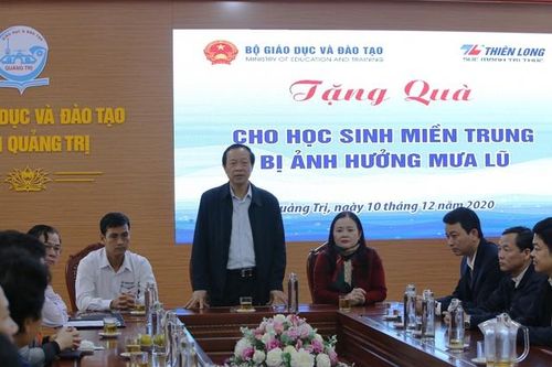 Thứ trưởng Phạm Ngọc Thưởng trao quà hỗ trợ học sinh vùng lũ miền Trung