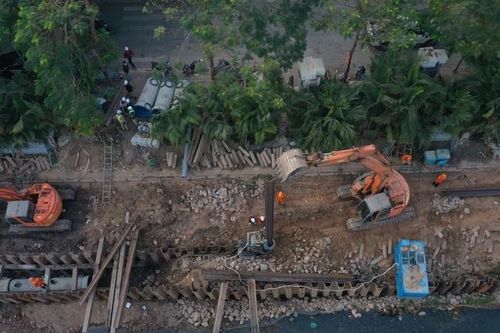 Cận cảnh hệ thống cống ngầm tách nước thải được lắp đặt trên sông Tô Lịch