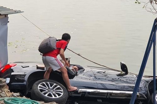 Ô tô lao xuống hồ Nghi Tàm, 4 người may mắn thoát chết