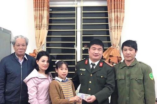 Nhặt được 23 triệu đồng, nữ sinh lớp 8 mang đến công an giao nộp