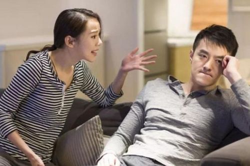 Đi làm về sớm tạo bất ngờ cho chồng, vợ sụp đổ phát hiện bí mật giấu trong tủ