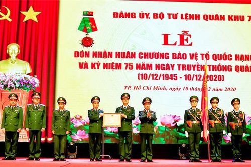 Lực lượng vũ trang Quân khu 7 đón nhận Huân chương Bảo vệ Tổ quốc hạng Nhất