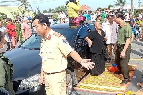 Bạc Liêu: Khởi tố nhóm người đỗ xe chắn ngang Quốc lộ 1