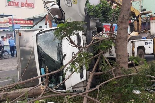 Tin giao thông đến sáng 10/12: Người đàn ông bị xe hổ vồ đâm tử vong gần nhà; xe tải tông cây xanh lật nhào trên đường