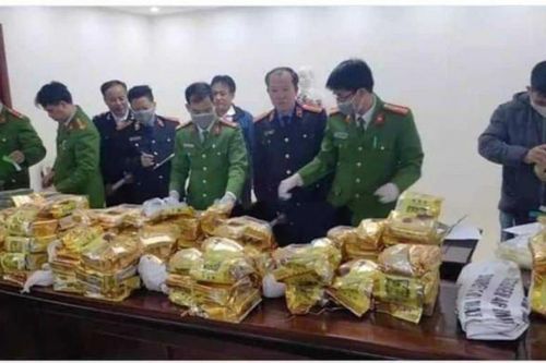Bắt nhóm đối tượng chở 8 bao tải chứa hàng trăm kg chất nghi ma túy