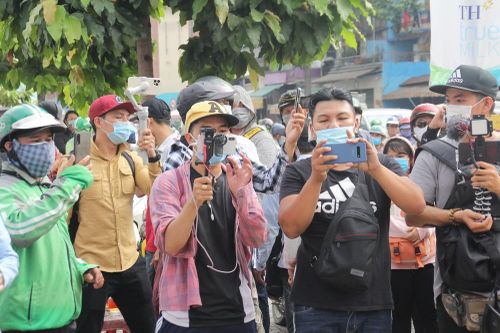'Rừng' streamer bủa vây theo dõi từng động tĩnh ở trung tâm pháp y để thi thể Chí Tài