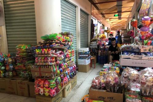 Mùa tết thời COVID-19: Nhiều quầy hàng 'cửa đóng then cài'