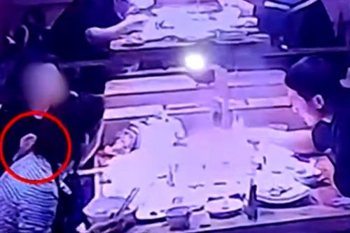 Cô gái giật tóc bạn thả vào nồi lẩu vì muốn được ăn miễn phí