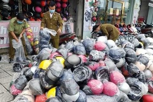 Phát hiện hàng trăm mũ bảo hiểm 'dởm'