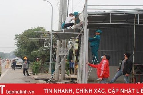 Tháo dỡ 380 mái che, biển quảng cáo lấn chiếm hành lang giao thông tại Đồng Lộc