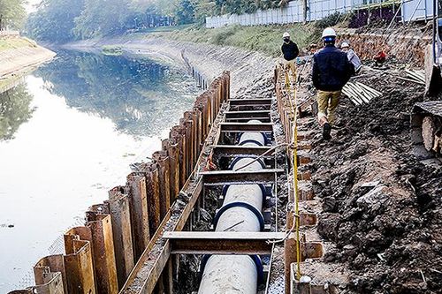 Lắp cống ngầm thu gom nước thải dọc sông Tô Lịch