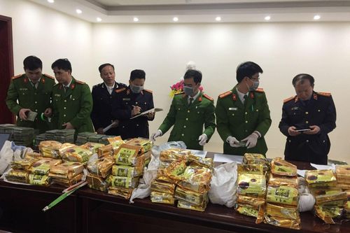 Bắt nhóm đối tượng chở 8 bao tải chứa hàng trăm kg chất nghi ma túy