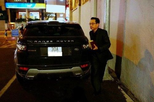 Khám phá xế hộp tiền tỷ Range Rover Evoque của NSND Hoàng Dũng