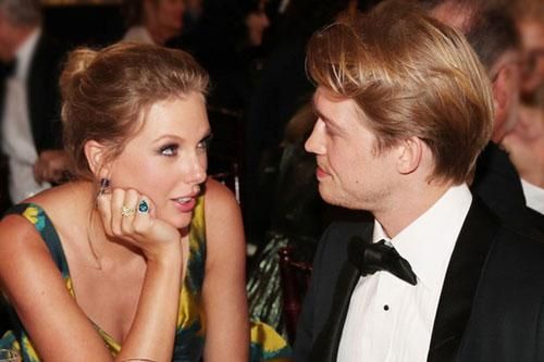 Taylor Swift lấy cảm hứng sáng tác khi xem phim đêm với bạn trai