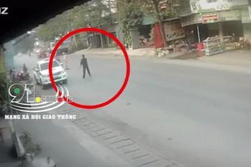 Clip: Cố tình tăng ga 'thông chốt', cặp đôi tông thẳng khiến chiến sĩ CSCĐ ngã văng xuống đường