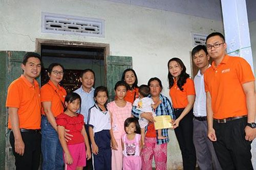 Hỗ trợ 100 triệu đồng cho người dân bị ảnh hưởng mưa lũ huyện Vạn Ninh