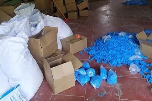 Phát hiện kho chứa hơn 8 tấn găng tay y tế đã qua sử dụng