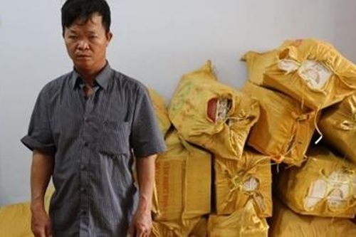 Dùng ghe máy vận chuyển gần 12.000 gói thuốc lá lậu