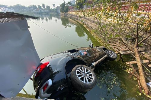 Ô tô chở 4 người lao xuống hồ ở Hà Nội
