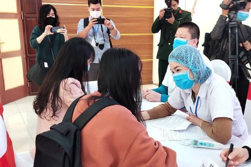 Nhiều người tình nguyện đăng ký tiêm thử nghiệm vaccine COVID-19 Việt Nam