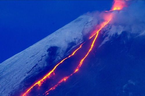 Núi lửa Kamchatka của Nga tuôn trào dung nham
