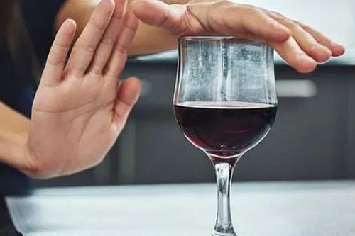 Các nhà nghiên cứu cho biết: Người ở những độ tuổi này nếu uống rượu sẽ cực kì nguy hiểm cho não