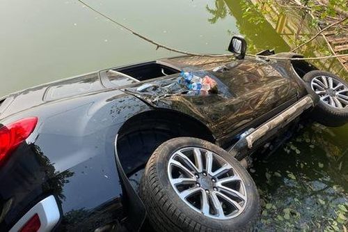Hà Nội: Ô tô chở 4 người mất lái, tông gãy lan can rồi lao xuống hồ